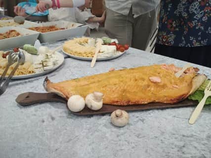 סלמון אפוי שלם על קרש הגשה